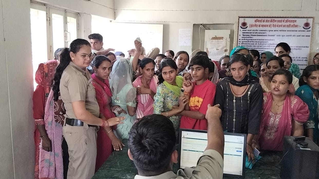 Sisters tied Rakhi on the wrists of their brothers in the district jail.