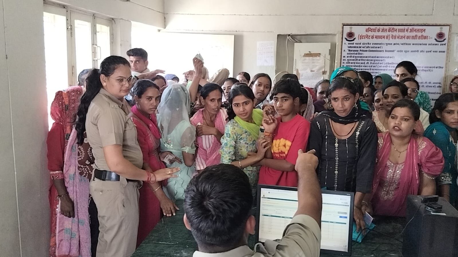 28जेएनडी10: जिला जेल में भाईयों से मिलने के लिए आई बहनें। संवाद