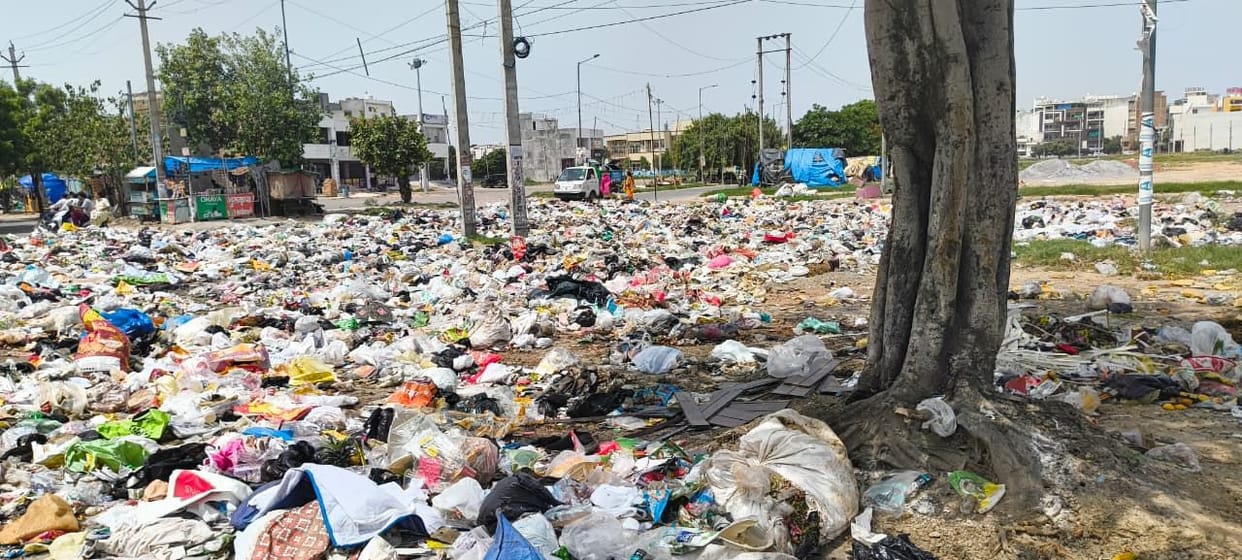 1,390 tonnes of garbage accumulated across the city; 102 tonnes cleared from 38 collection points.