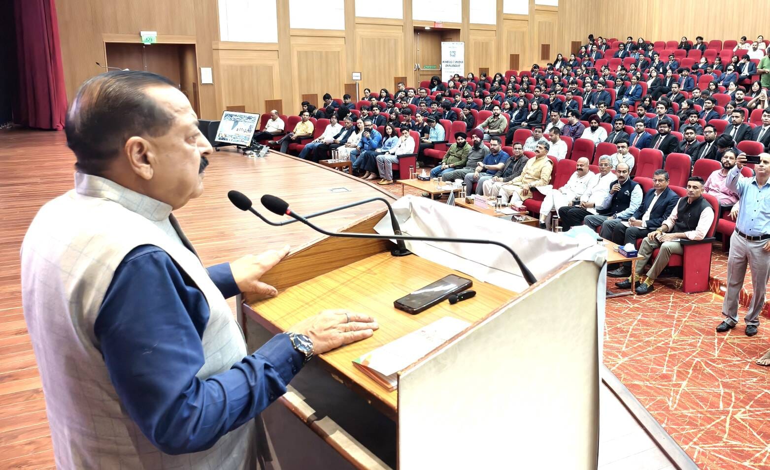 आईआईएम के सभागार में राष्ट्रीय खेल दिवस 2026 पर खेलों इंडिया संवाद को संबोधित करते डाॅ. जितेंद