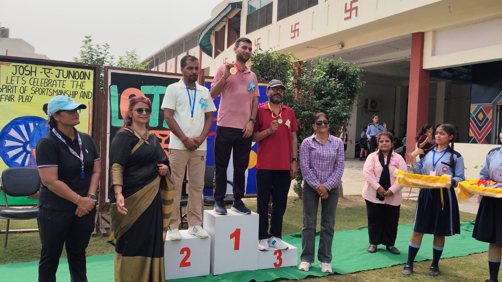 अंबाला के एसएस लिटिल ऐंजल्स कॉन्वेंट स्कूल में आयोजित प्रतियोगिता के विजेताओं को सम्मानित करतीं