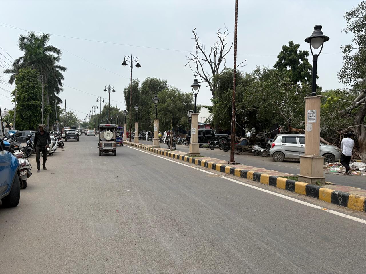 अंबाला कैंट में रेलवे रोड पर लगी फैंसी लाइट्स पर चस्पा पोस्टर। संवाद