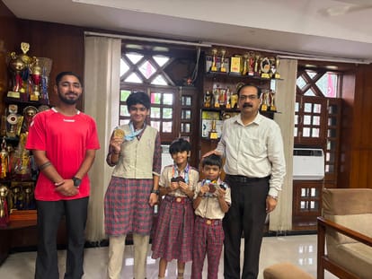 अंबाला सिटी के डीएवी पब्लिक स्कूल में विजेता बच्चों को आशीर्वाद देते प्राचार्य। प्रवक्ता