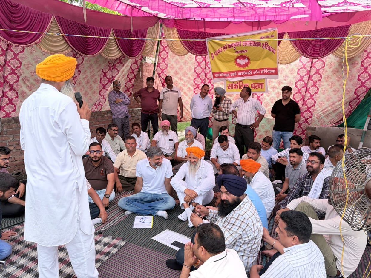 Farmers' unions and the Congress have extended their support to the strike by Patwaris and Kanungos.