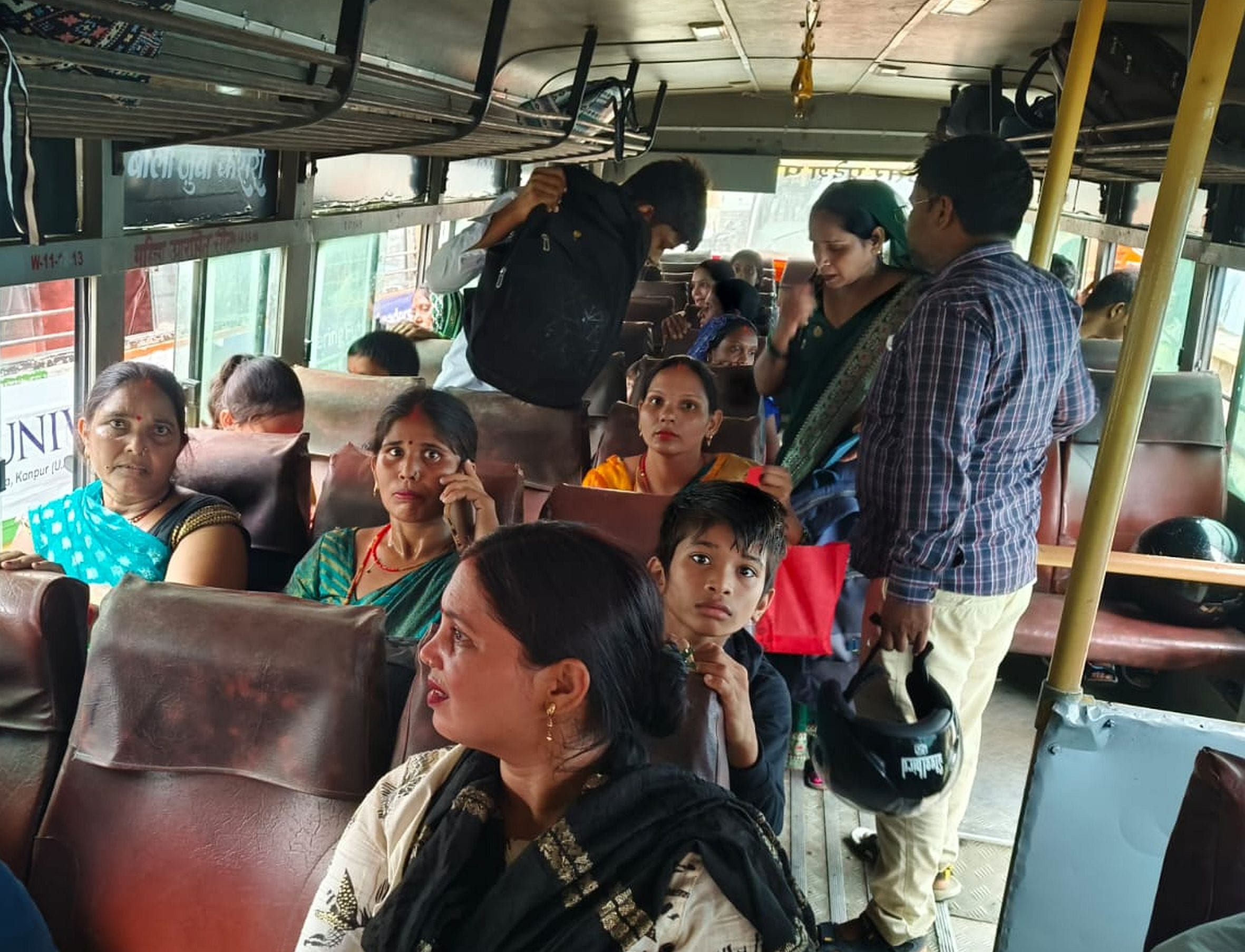 अमेठी बस स्टाप पर परिवहन निगम की बस में बैठी महिलाएं। -संवाद