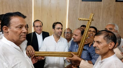बागपत के दिल्ली रोड स्थित जाट भवन में पहुंचे केंद्रीय मंत्री चौधरी जयंत को हल भेंट करते जिला ब