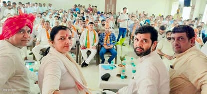 भाजपा कार्यालय में कार्यक्रम के दौरान उपस्थित कार्यकर्ता। विज्ञप्ति
