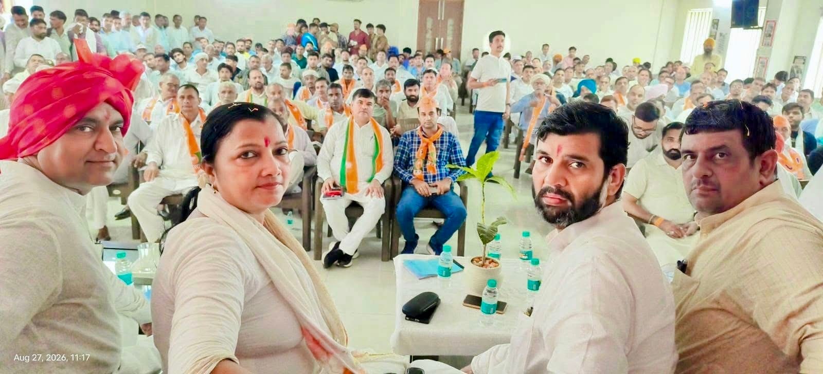 भाजपा कार्यालय में कार्यक्रम के दौरान उपस्थित कार्यकर्ता। विज्ञप्ति