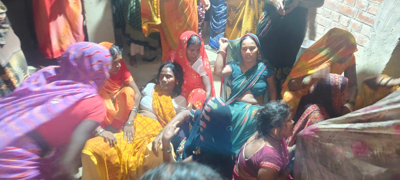 बहलाइचा रजहटी गांव में रोते-बिलखते करन राजभर व आर्यन राजभर की दादी व अन्य परिजन। संवाद