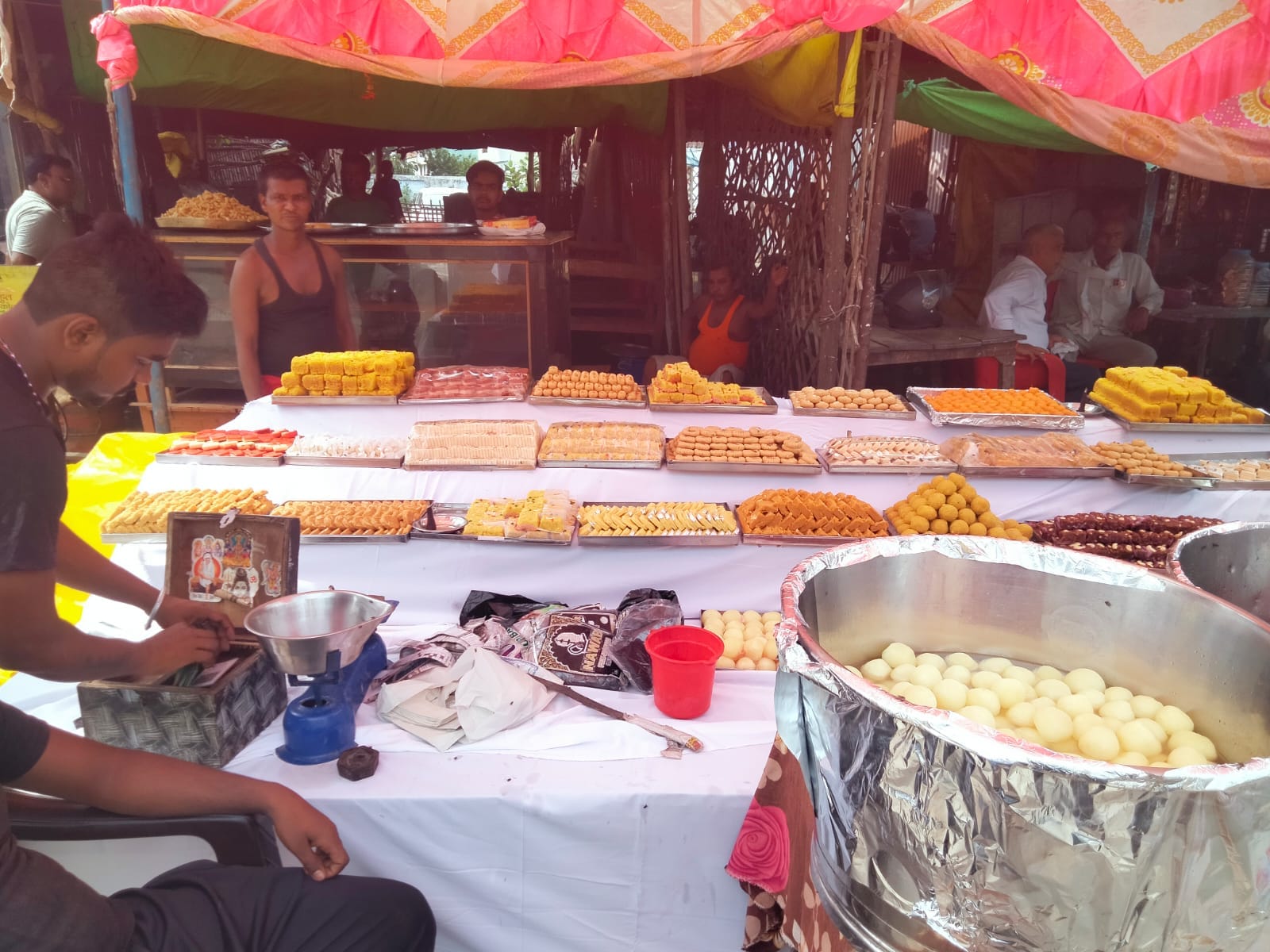 भिनगा में तहसील के पास सजी मिठाई की दुकान।