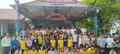 भराड़ी स्कूल में बच्चों को वर्दियां भेंट करते सेवानिवृत्त प्रधानाचार्य। स्रोत: स्कूल प्रबंधन