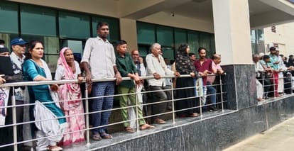 बिजनौर में मेडिकल कॉलेज आउटसोर्सिग कर्मचारियों की हड़ताल के दौरान इंतजार करते मरीज। संवाद