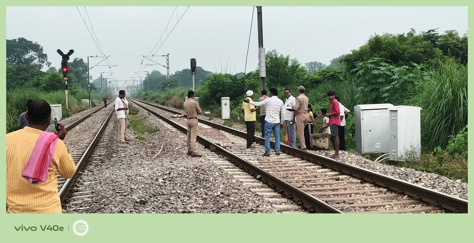 बक्शा के बेलापार गांव स्थित रेलवे ट्रैक पर बकरी चरवाहे की ट्रेन से कटकर मौत पहुंची पुलिस व लोग।