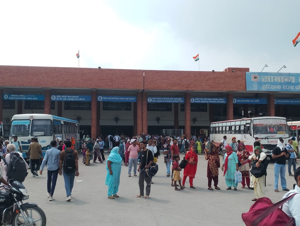 Roadways buses proved inadequate; passengers faced inconvenience.