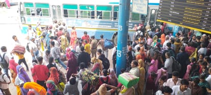 बस स्टैंड पर जुटी यात्रियों की भीड़। संवाद