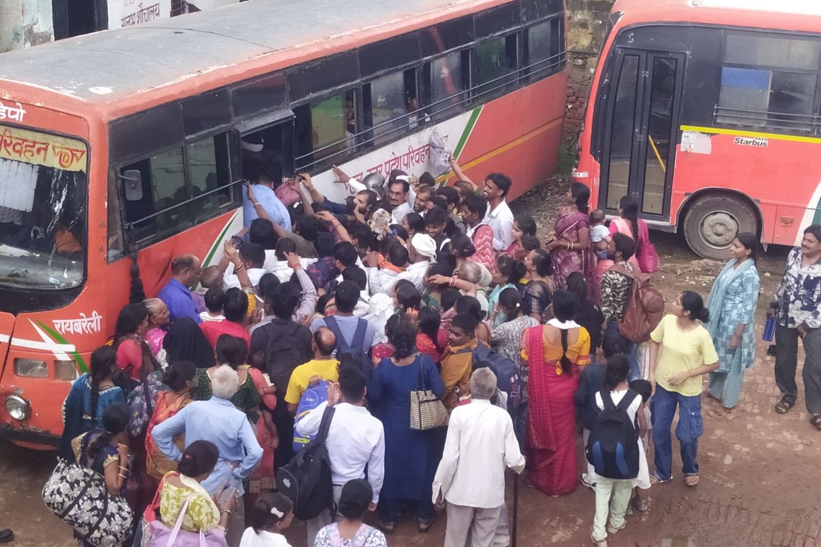 बस स्टेशन पर बृहस्पतिवार को बस पर सवार होते यात्री।