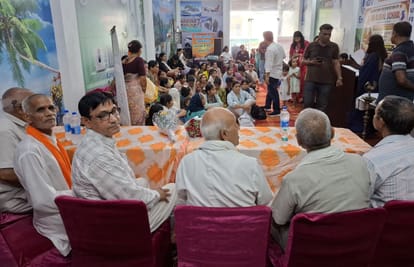 बैठक में भाग लेती महिलाएं व मंच के सदस्य। स्त्रोत: मंच