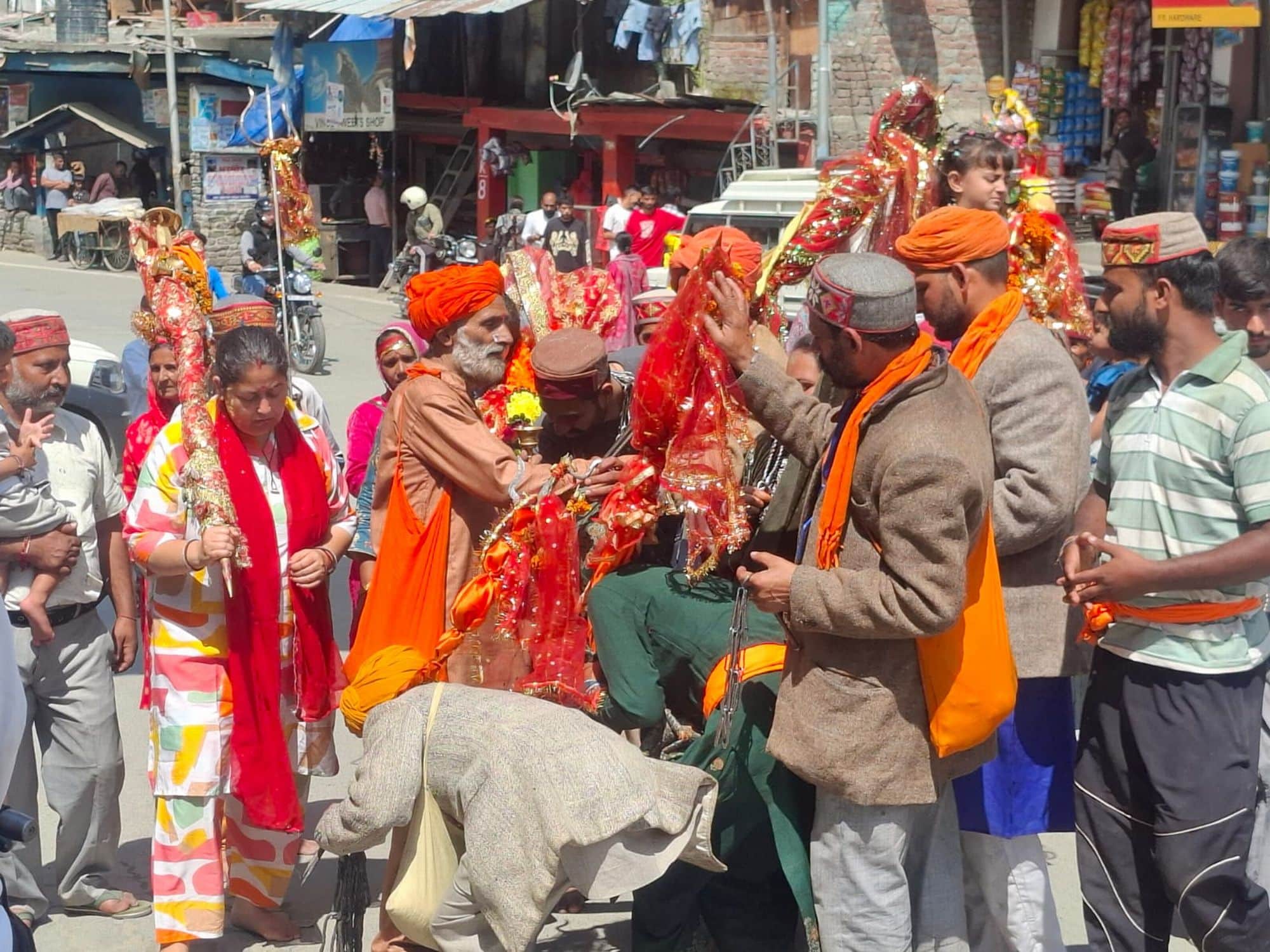 चंबा के भरमौर में कृष्ण जन्माष्टमी के स्नान के लिए पहुंचा जम्मू कश्मीर के भद्रवाहियों का जत्था।