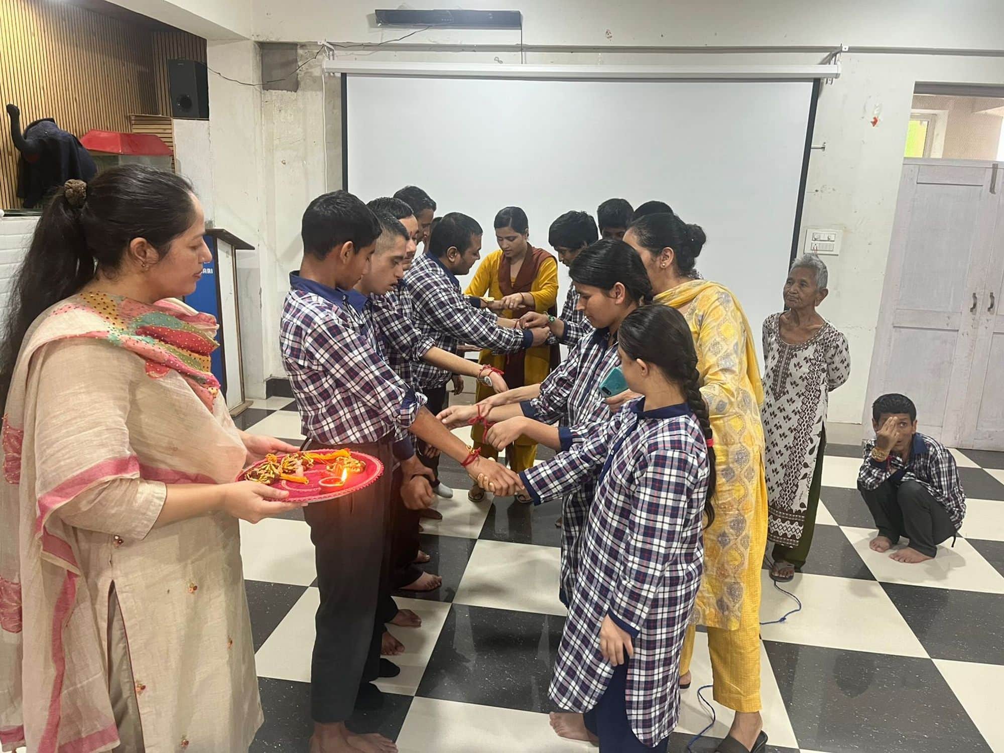 चंबा के पैराडाइज चिल्ड्रन केंद्र चुवाड़ी में रक्षाबंधन का त्योहार मनाते विशेष बच्चे।संवाद