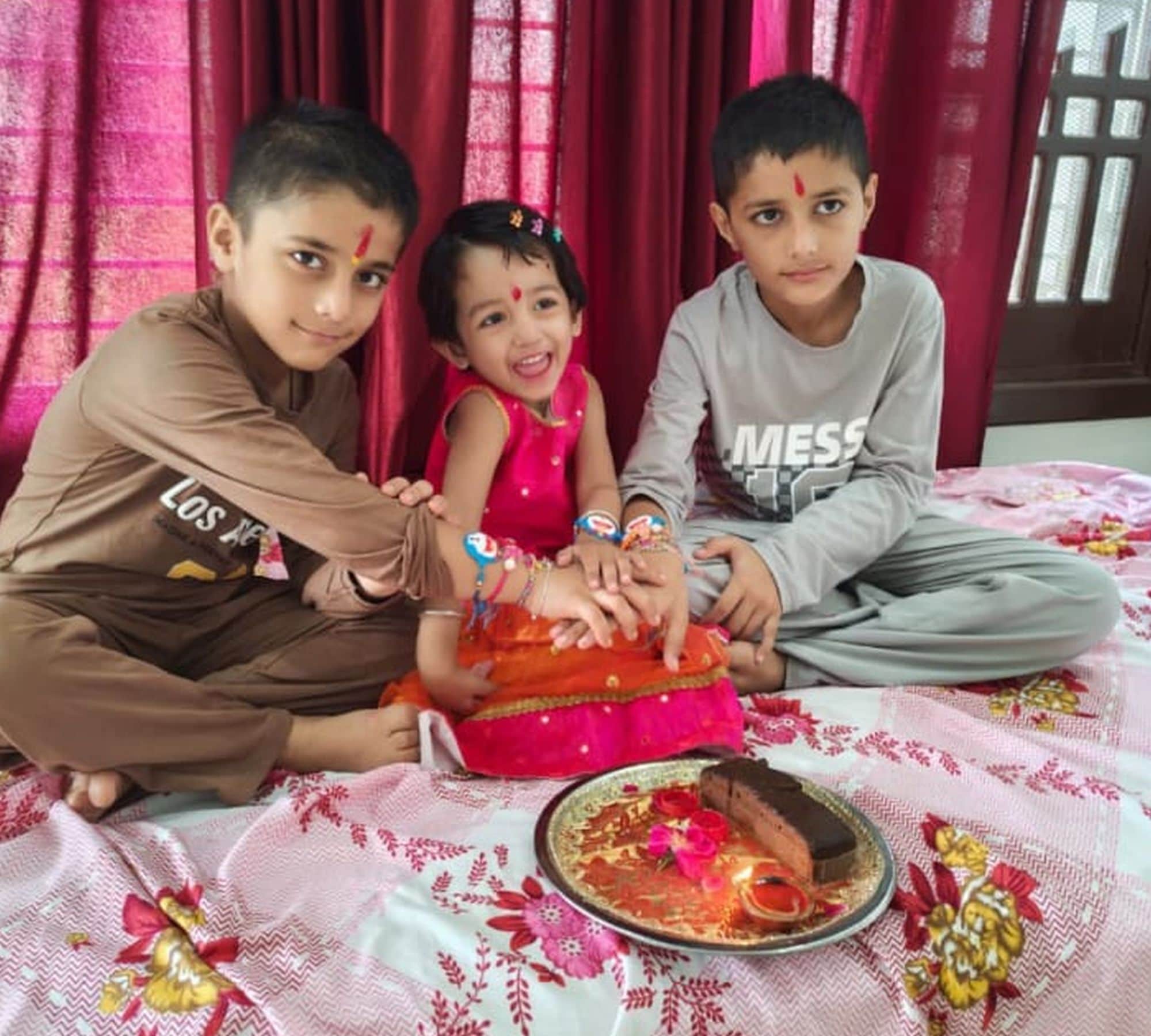 चंबा में रक्षाबंधन को लेकर भाईयों की कलाई में राखी बांधती बहन।संवाद
