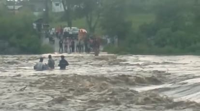 चतरा के गेरूआ नदी में उफनती नदी में फंसे बाइक चालक