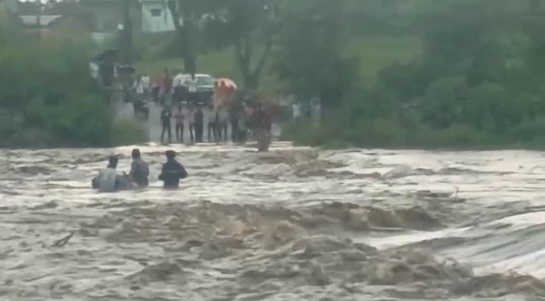 चतरा के गेरूआ नदी में उफनती नदी में फंसे बाइक चालक