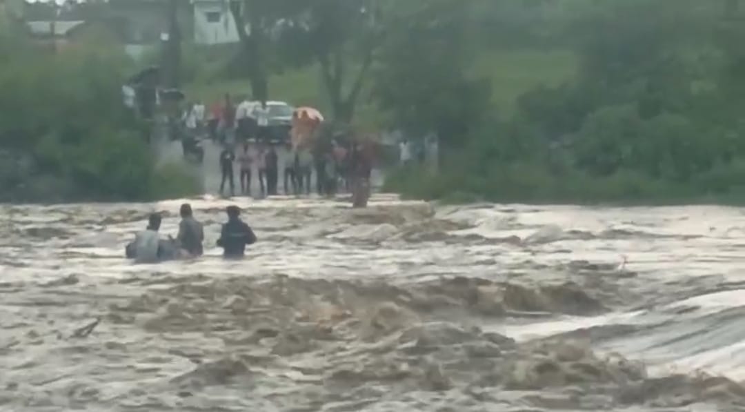 चतरा के गेरूआ नदी में उफनती नदी में फंसे बाइक चालक