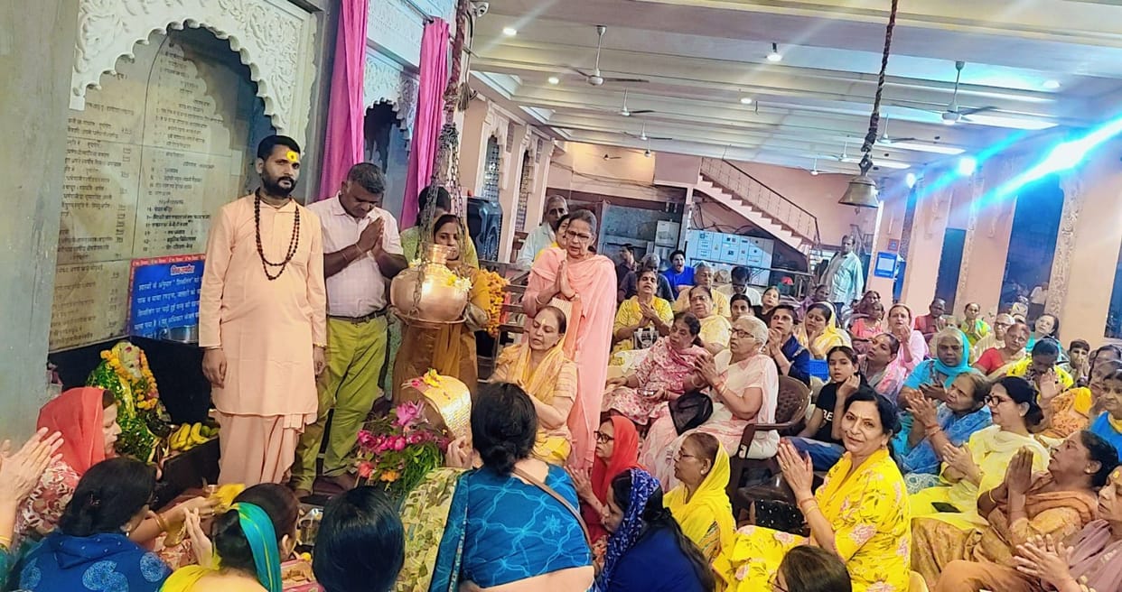 Sang the praises of Lord Shri Krishna's character.