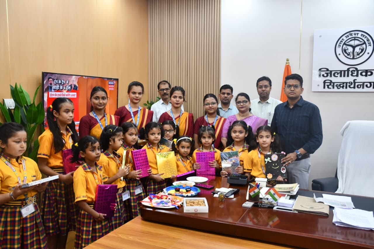 डीएम शिवशरणप्पा जीएन को राखी बांधने पहुंची स्कूली बच्चियां। स्रोत विज्ञप्ति