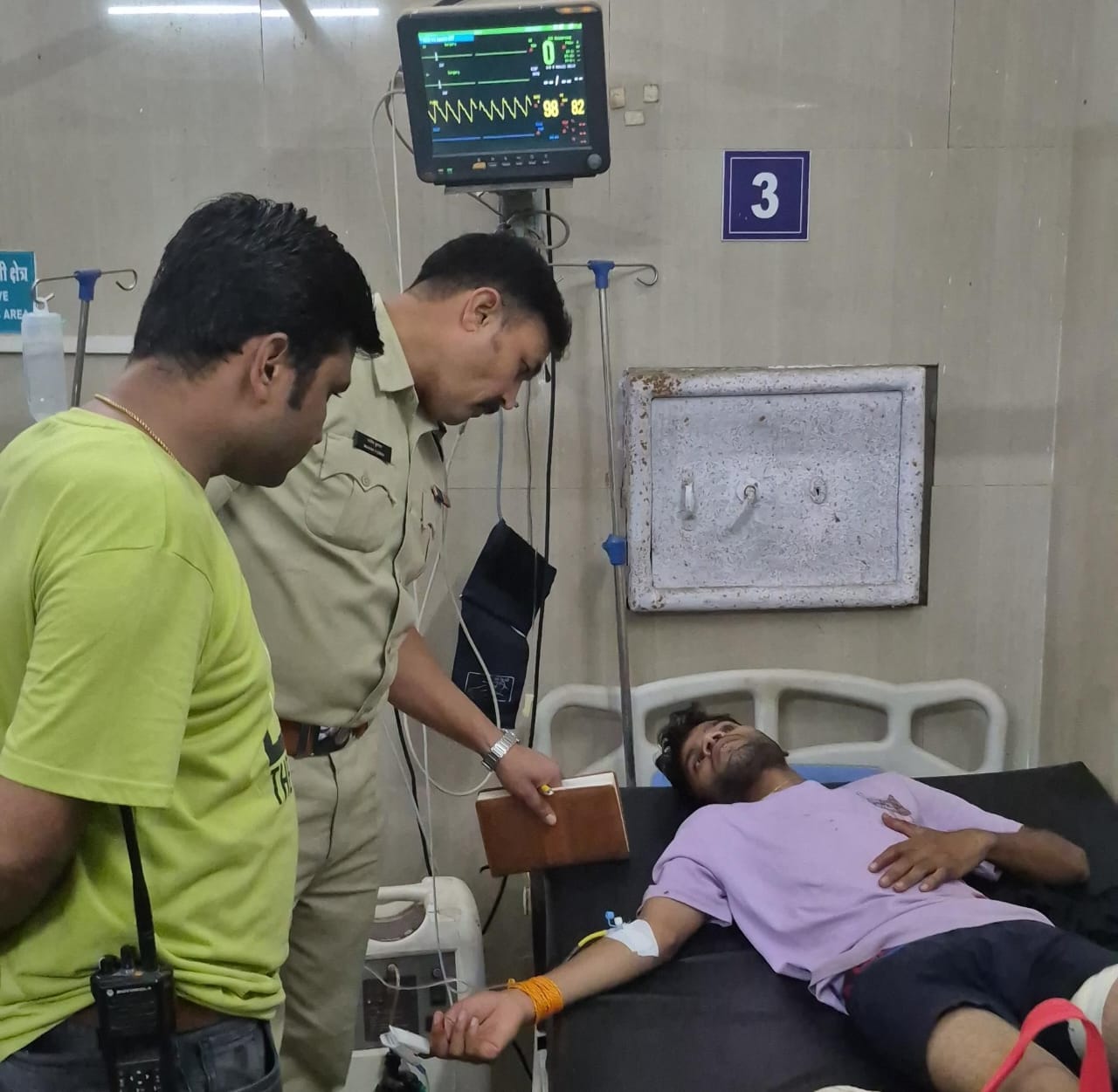 घायलों से पूछताछ करती पुलिस