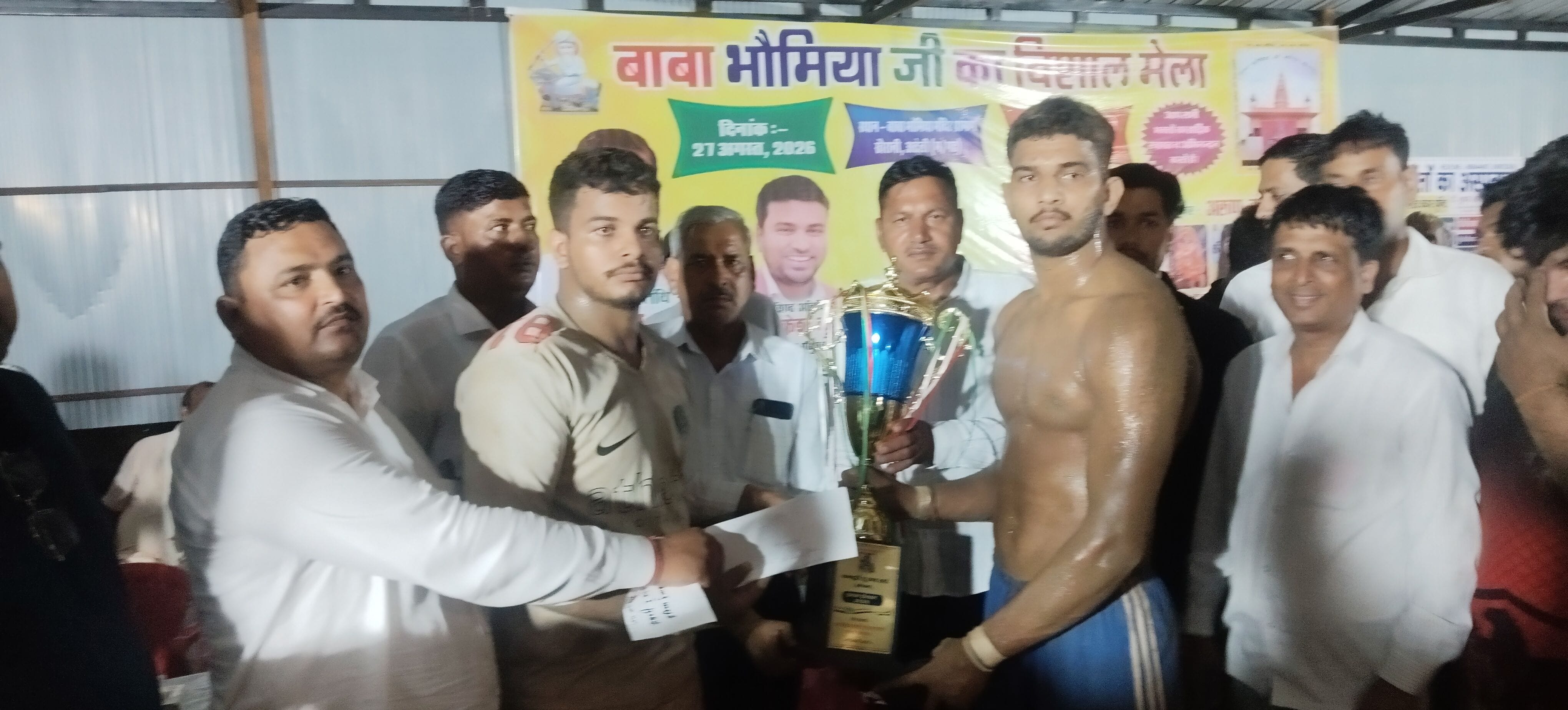 फोटो 09: बाबा भोमिया के मेले में विजेता खिलाड़ियों को सम्मानित करते आयोजक। स्रोत: कमेटी