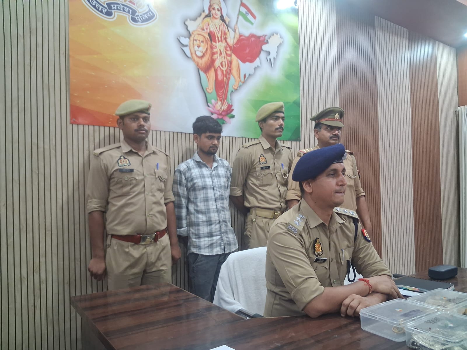 फोटो - 09 पुलिस गिरफ्त में आरोपी। संवाद
