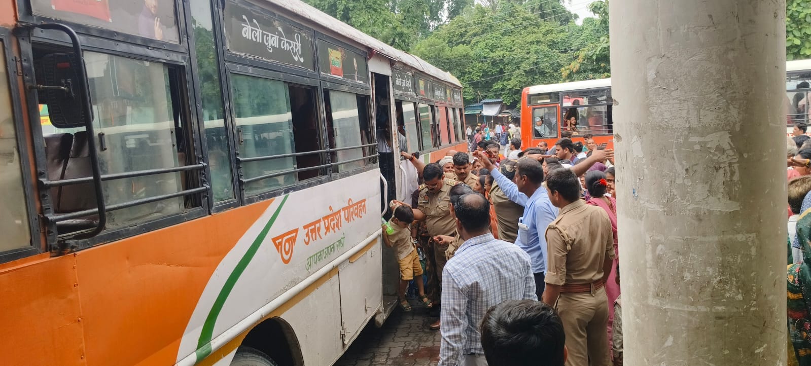 फोटो-17- बस से यात्रियों को सुरक्षित उतारने प्रभारी निरीक्षक बलराम सिंह व अन्य पुलिसकर्मी। संवा