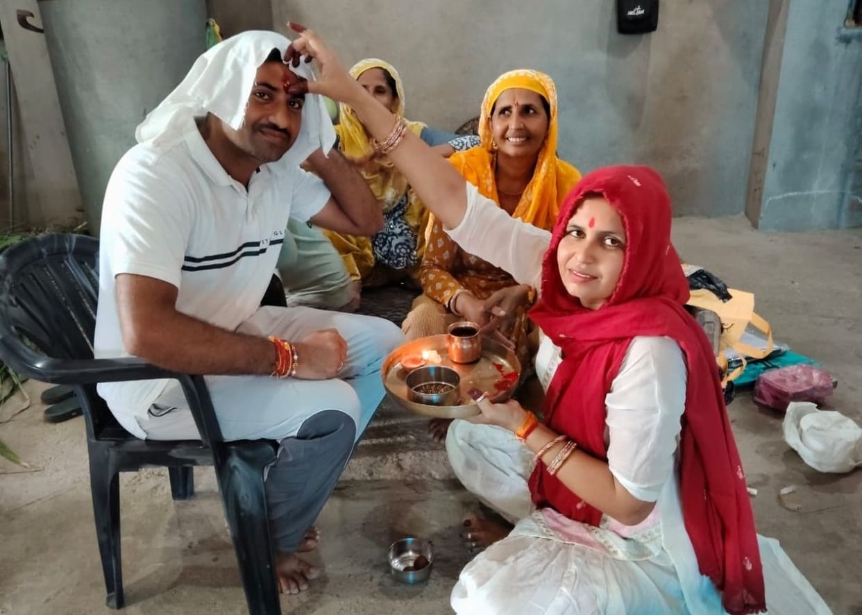 Siblings living far apart celebrated the festival via video call.