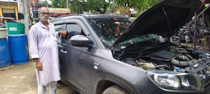 फोटो-21-प्रतापनगर चौराहा पर कार चोरी के प्रयास की जानकारी देते सुभाष। संवाद