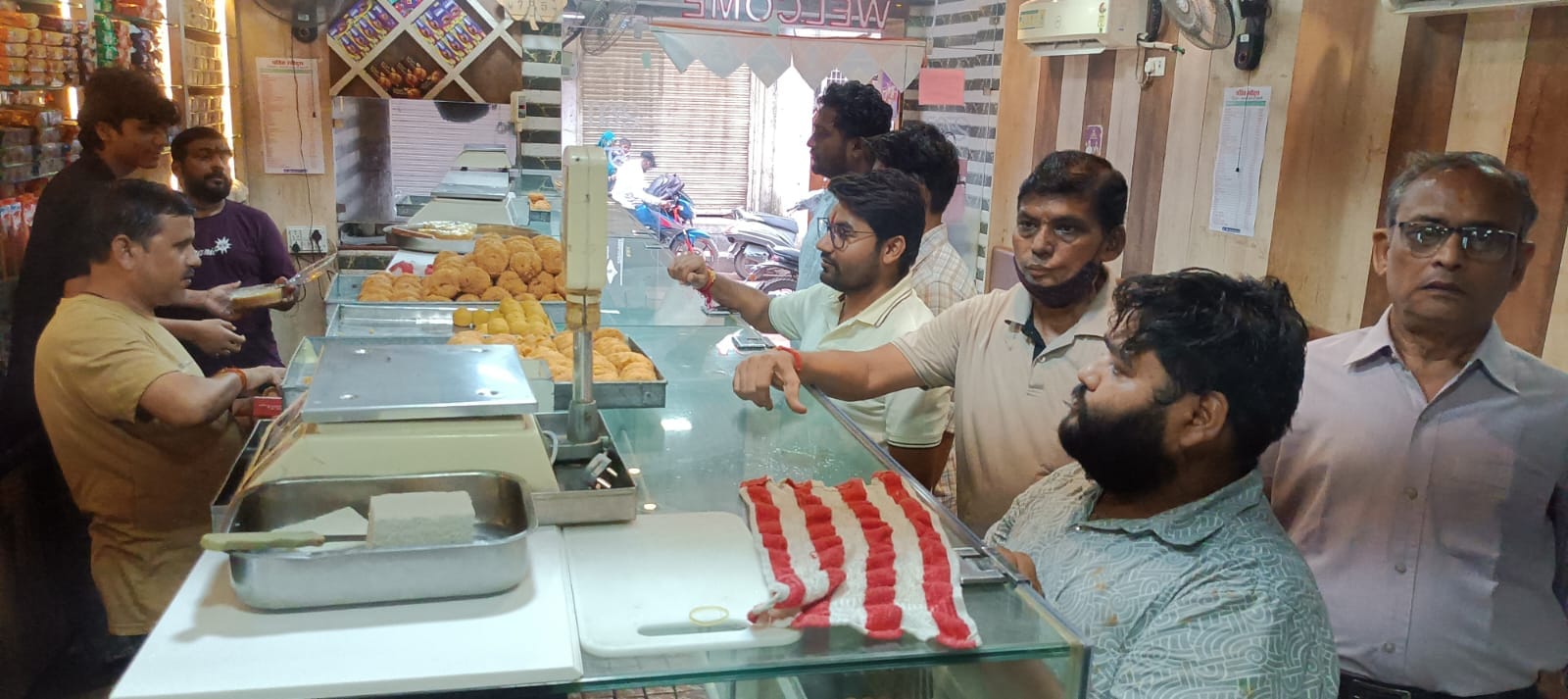 फोटो 28 एचएएमपी- 03 शहर स्थिति पंडित स्वीट में मिठाई खरीदते ग्राहक। संवाद