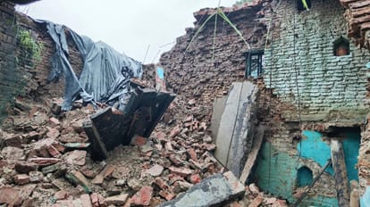 फोटो- 28 एचएएमपी 33 राठ के औड़ेरा गांव में गिरा हुआ मकान दिखाता ग्रामीण। संवाद