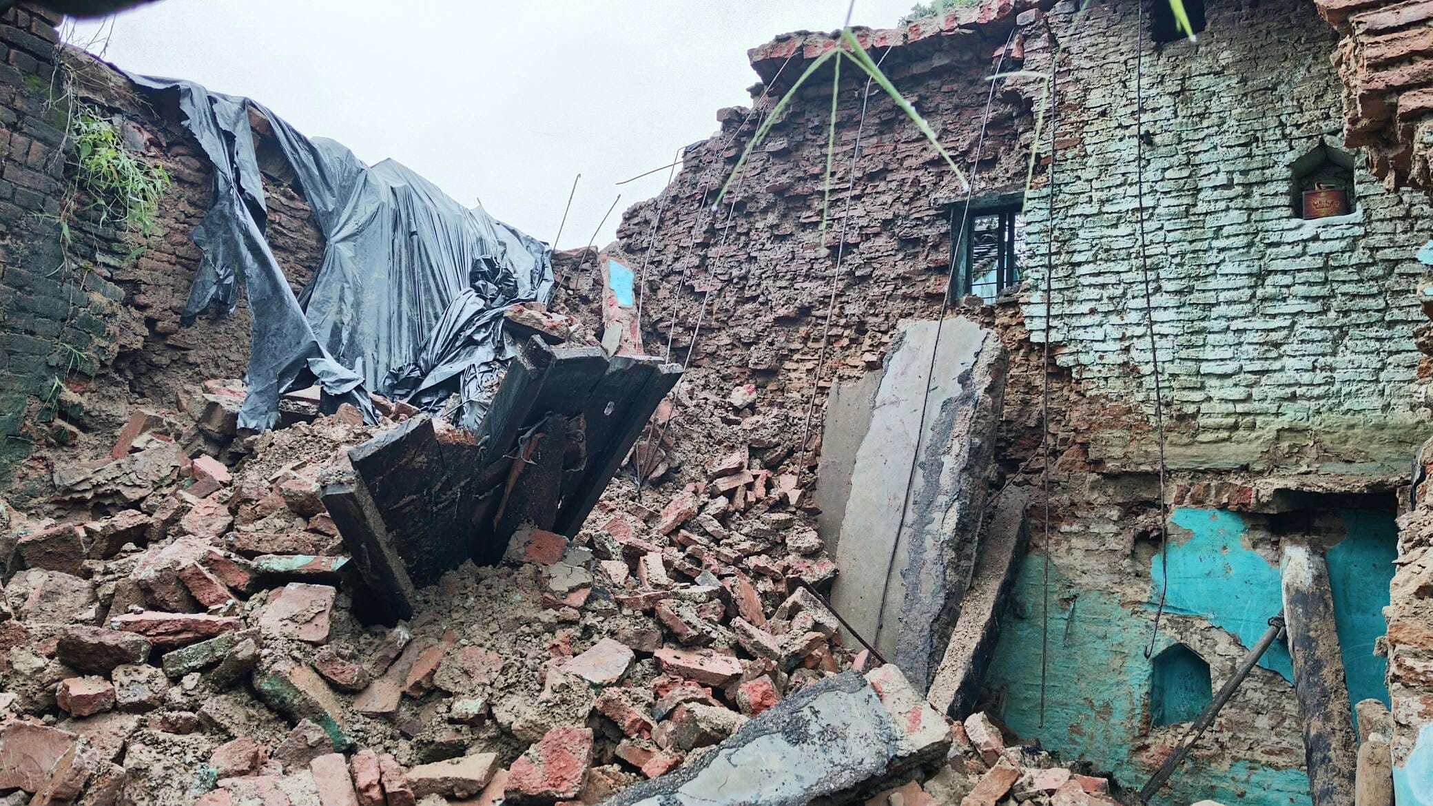 फोटो- 28 एचएएमपी 33 राठ के औड़ेरा गांव में गिरा हुआ मकान दिखाता ग्रामीण। संवाद