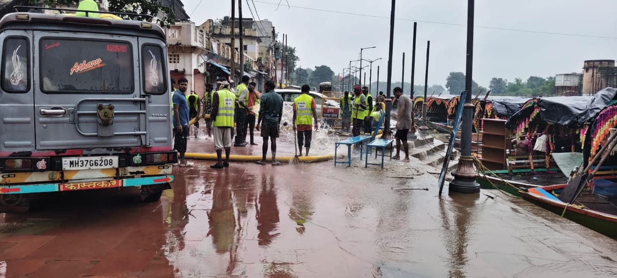 Mandakini's water level decreased by three meters at night and increased in the afternoon.