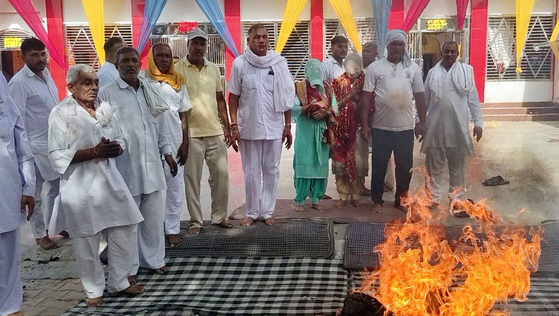 फोटो 28जेएनडी19-हनुमान मंदिर में मूर्ति प्राण प्रतिष्ठा पर आयोजित हवन। स्रोत ग्रामीण
