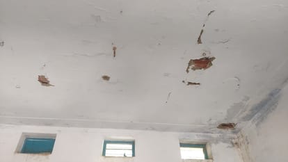 फोटो 3 नरवाना। छत से गिर रहे कंक्रीट के टुकड़े। संवाद