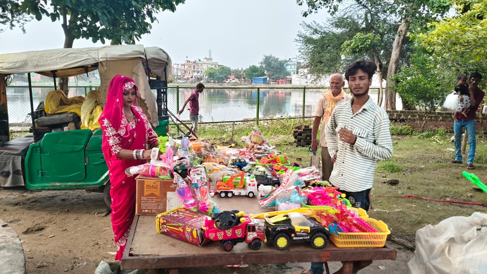फोटो -30- खिलौने की दुकान पर सामान देखती महिला। संवाद