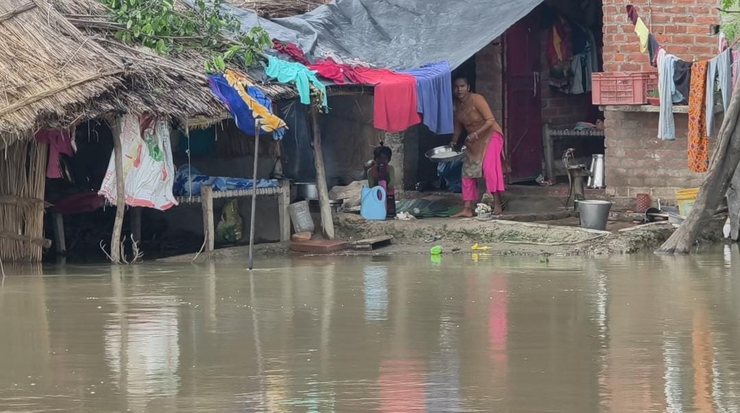 फोटो 30: पुनना पुरवा में घर के बाहर बनी झोपड़ी में भरा बाढ़ का पानी। संवाद  &nbsp;