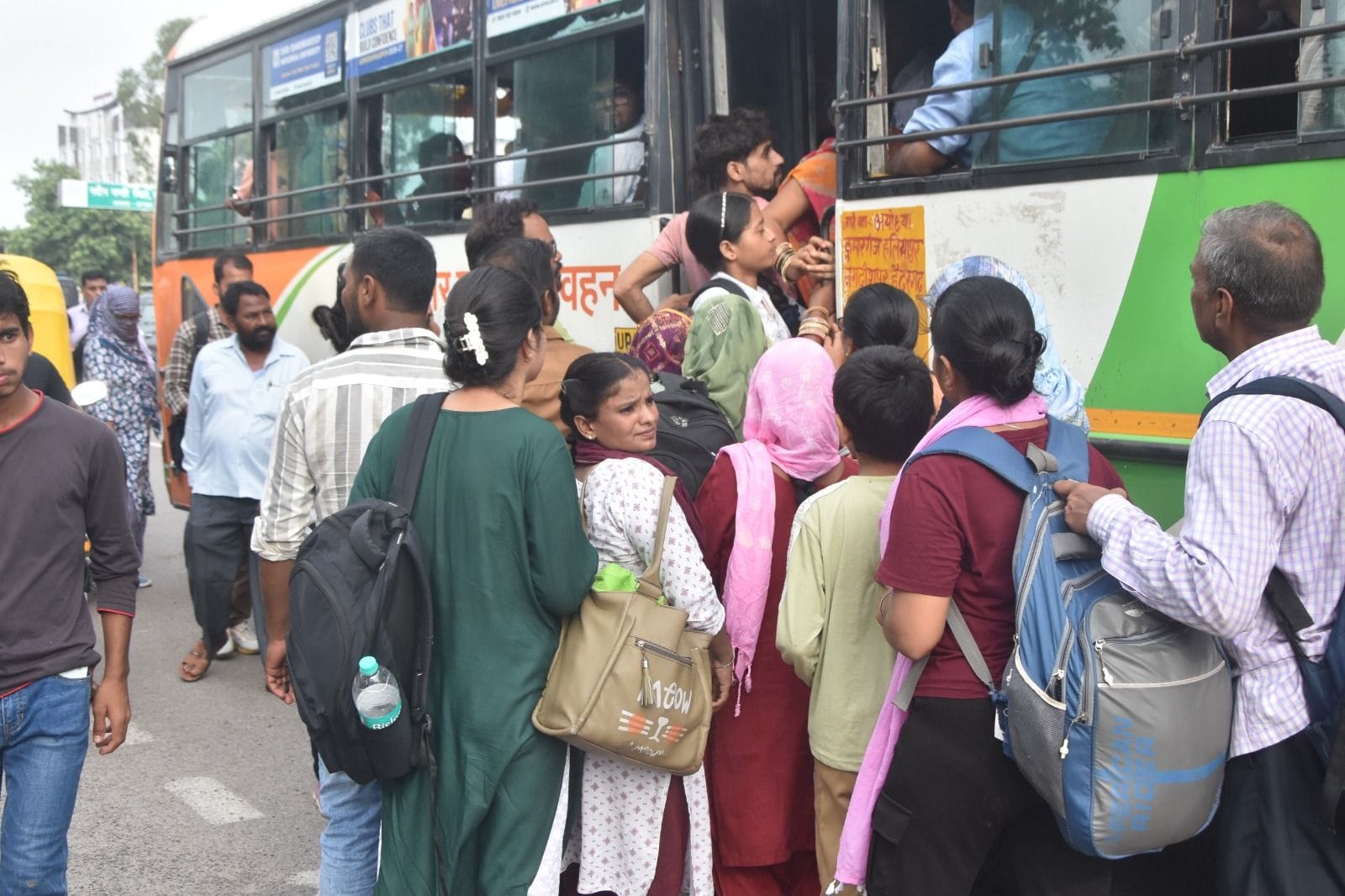 फोटो-30- शहर के लखनऊ बाईपास पर खचाखच भरी बस में बैठने के लिए यात्रियों में होती धक्कामुक्की। सं