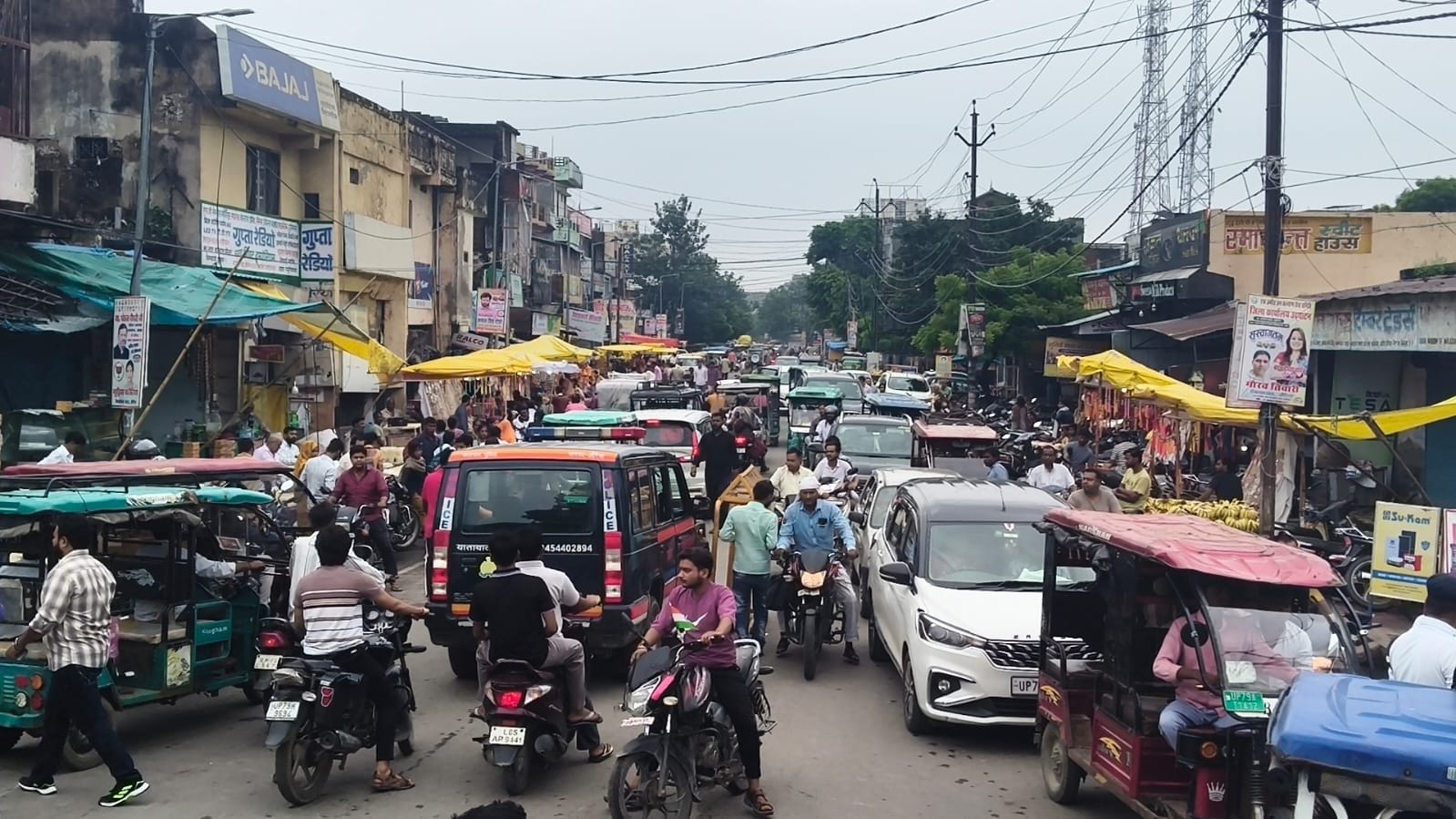 फोटो -35- शहर के सुभाष चौराहे पर लगा जाम। संवाद