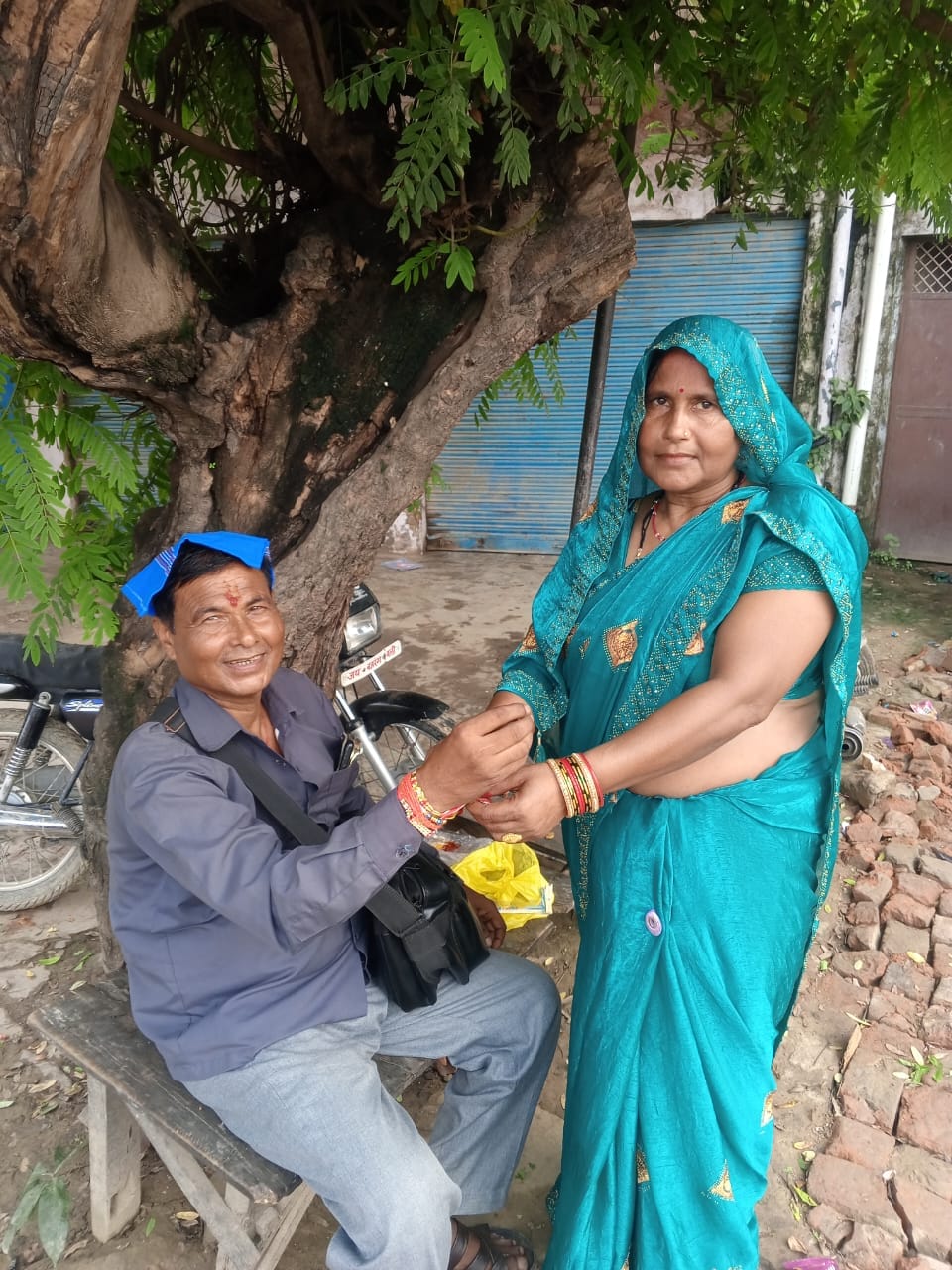 A sister tied a Rakhi to the bus conductor during the journey.