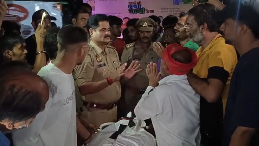 फोटो-49-परिजनों को समझाने का प्रयास करते सदर कोतवाली प्रभारी चंद्रकांत मिश्र। संवाद