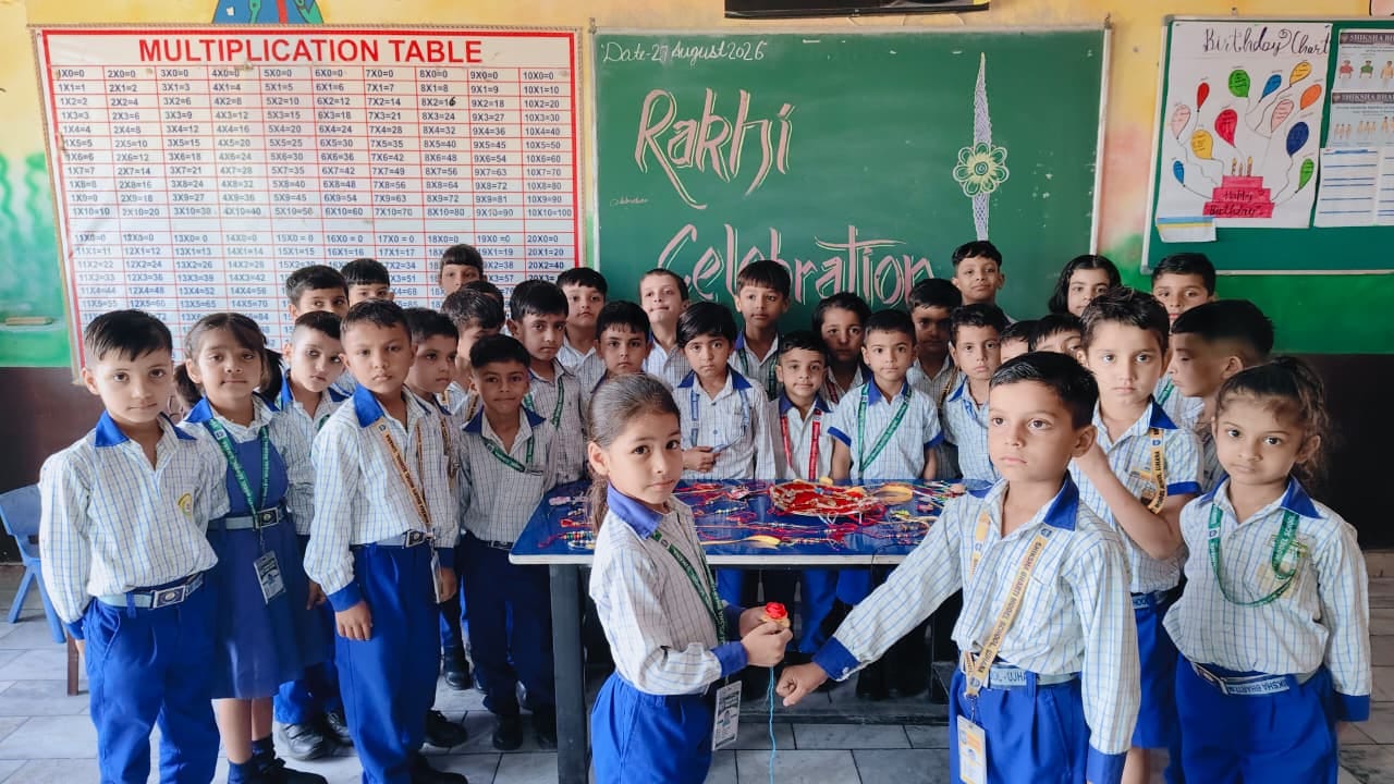 फोटो 7 नरवाना। राखी बांधते हुए बच्चे। स्रोत संस्थान।