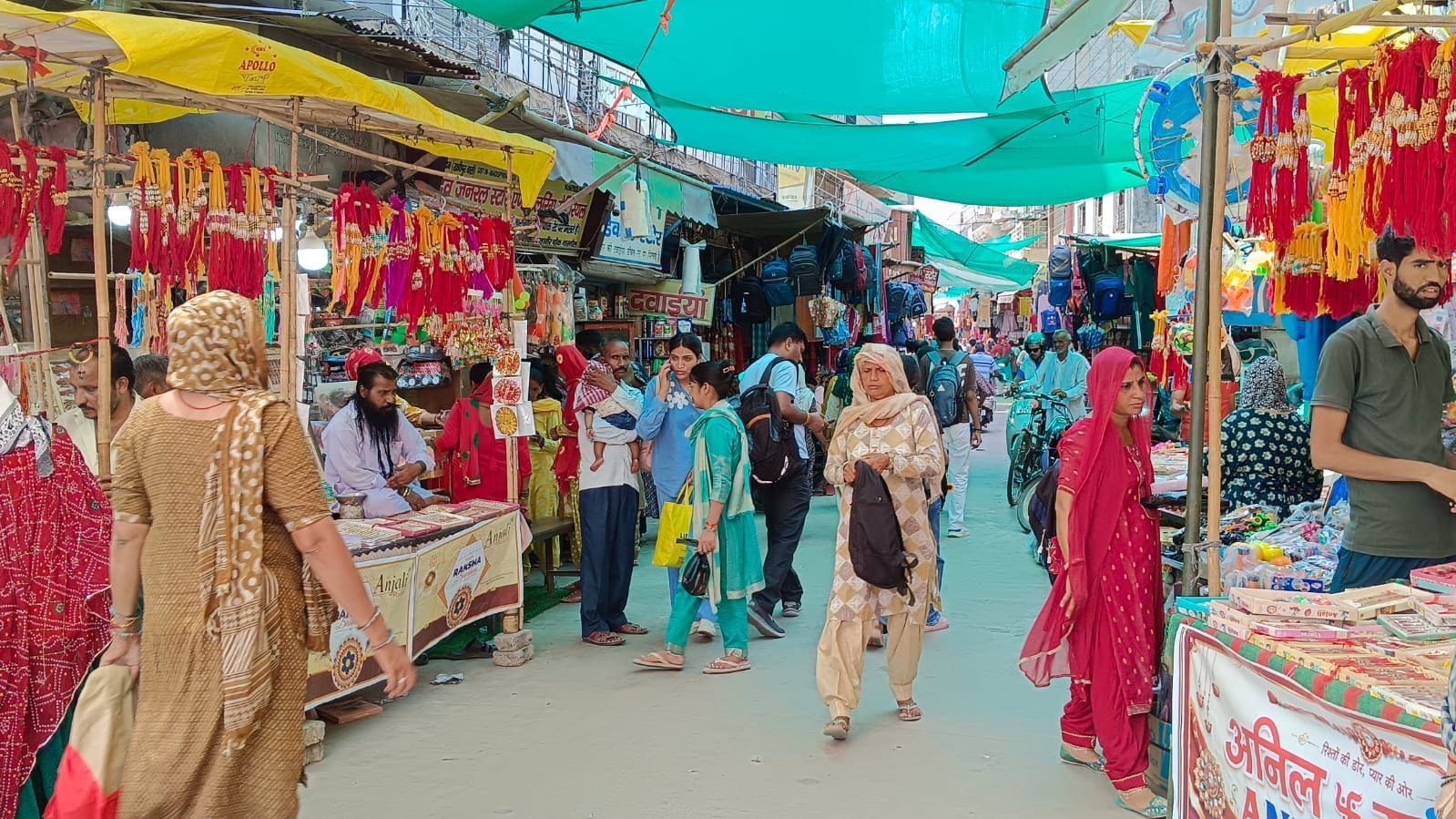 फोटो नंबर-13रक्षा बंधन के पर्व को लेकर शहर के राखी बाजार में लगी महिलाओं की भीड़ । संवाद