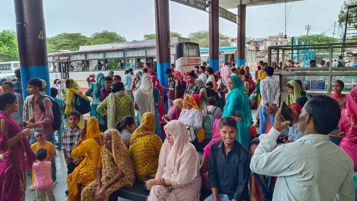 Despite being pushed in the crowd, the sisters reached their brother's wrist.